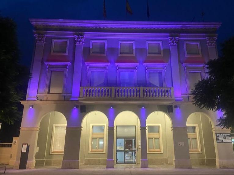 Façana de l'Ajuntament il·luminada de color lila