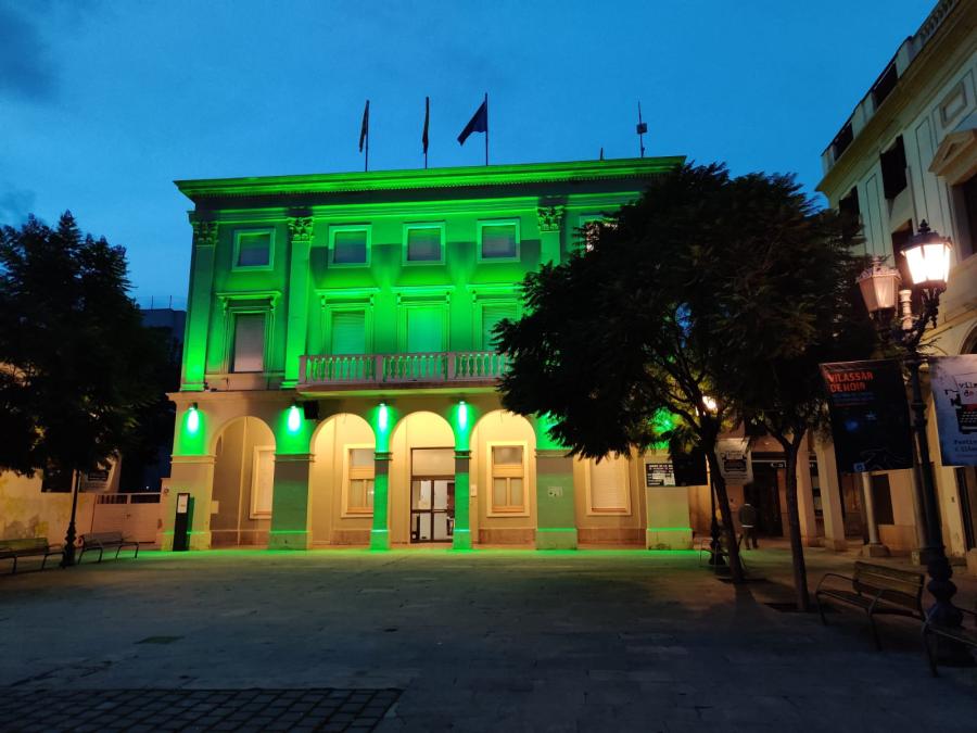 Façana de l'Ajuntament il·luminada de color verd