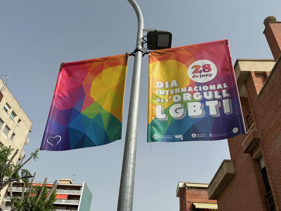 Banderoles per visibilitzar el Dia Internacional de l'Orgull LGBTI