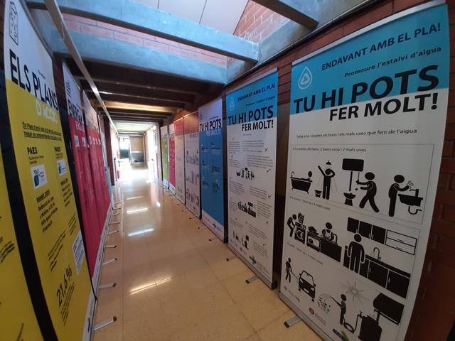 Exposició al passadís de l'Escola del Mar