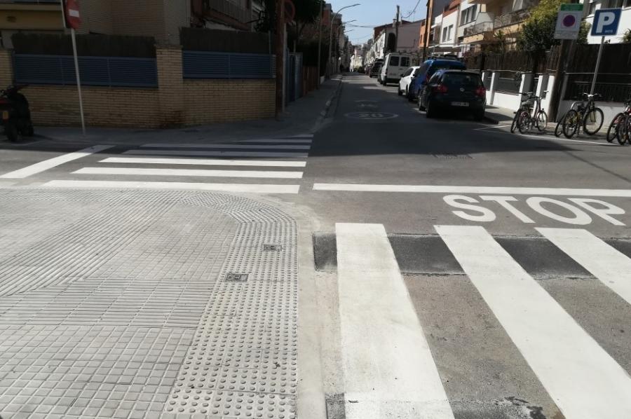 Noves cruïlles accessibles al carrer Santa Coloma