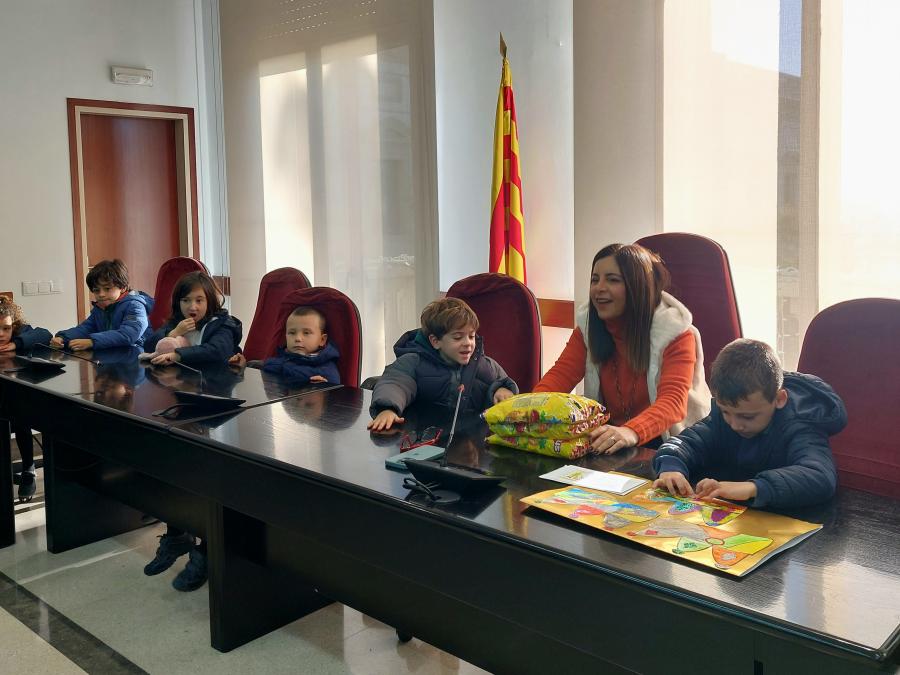 Els infants de les Franciscanes lliuren la carta de Reis a l'alcaldessa