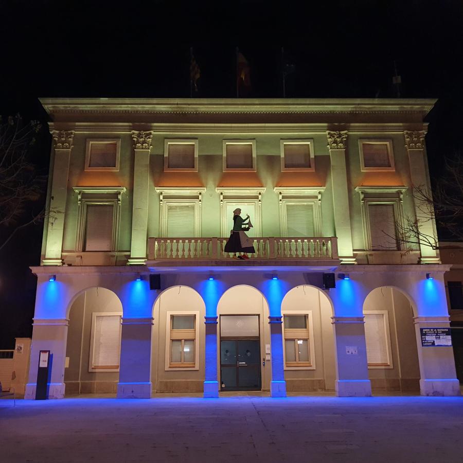 Façana de l'Ajuntament il·luminada de color groc i blau