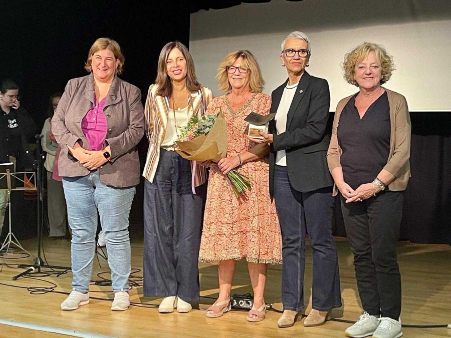 L'homenatjada Lali Ribera, acompanyada per les autoritats del Consell Comarcal i de l'Ajuntament de Vilassar de Mar