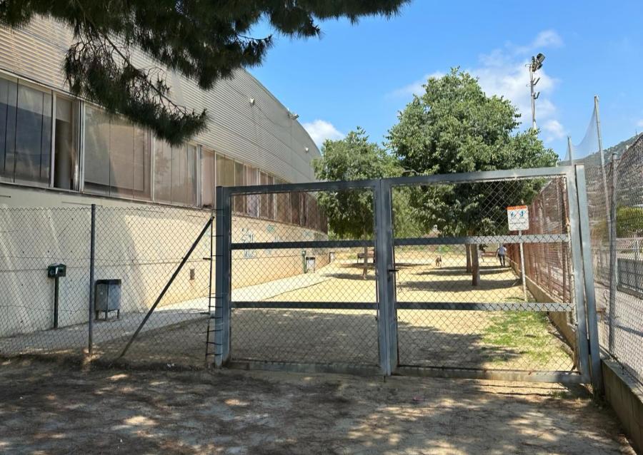 Accés a l'espai d'espai d'esbarjo per a gossos de l'av. Eduard Ferrés