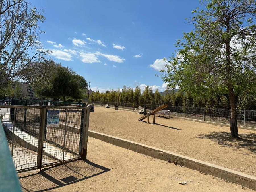 Espai d'esbarjo per a gossos de l'avinguda Lluís Companys