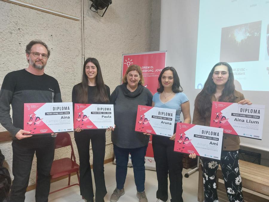 La regidora Marta Rovira amb les premiades i el pare d'una de les guanyadores que no va poder assistir