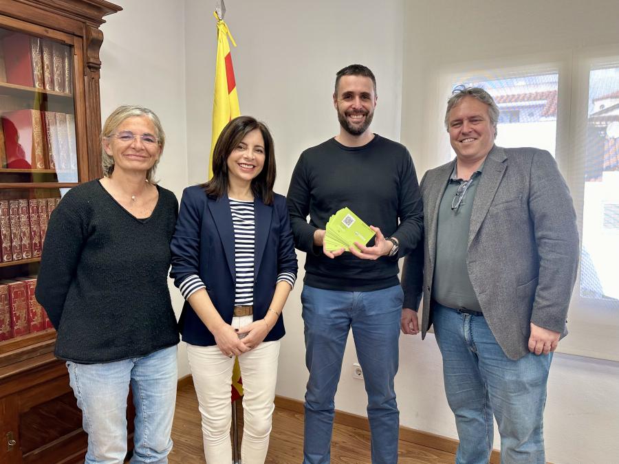 L'alcaldessa, la regidora de Serveis Socials i el regidor de Medi Ambient amb el representant d'Humana