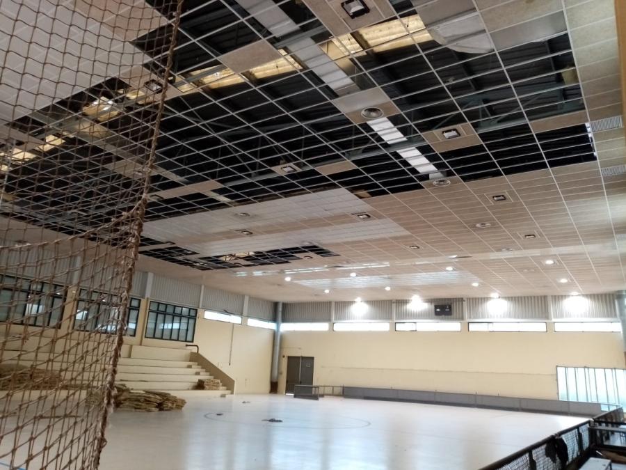 Inici de la reparació de la coberta de la pista annexa del pavelló Paco Martin