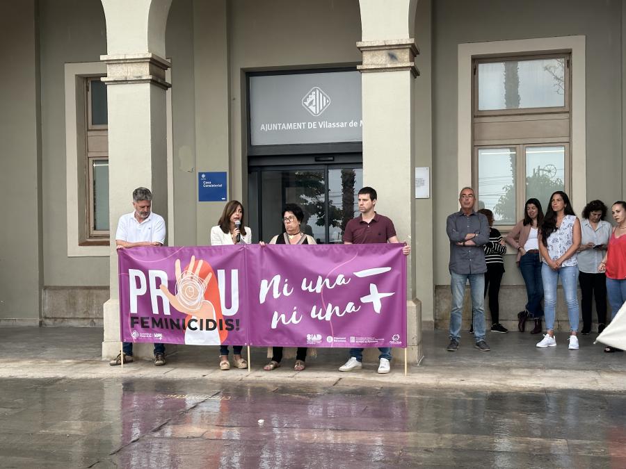 Minut de silenci a la plaça de l'Ajuntament