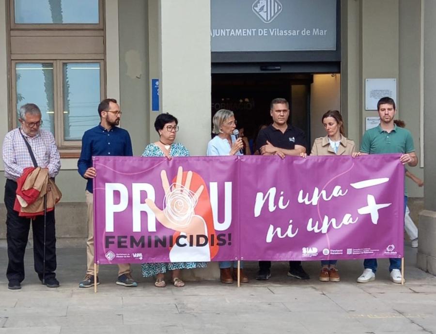 Minut de silenci a la plaça de l'Ajuntament