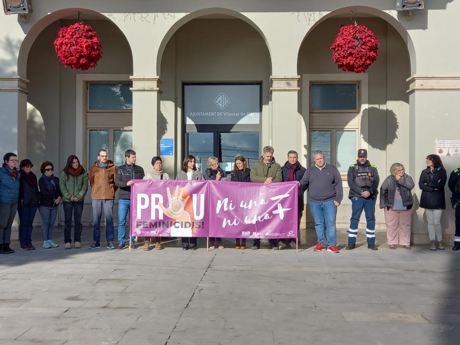 Minut de silenci a la plaça de l'Ajuntament