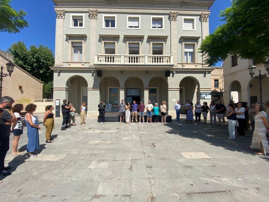 Minut de silenci a la plaça de l'Ajuntament