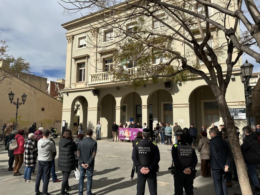 Minut de silenci a la plaça de l'Ajuntament