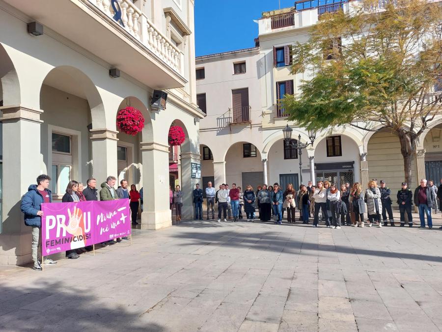 Minut de silenci a la plaça de l'Ajuntament