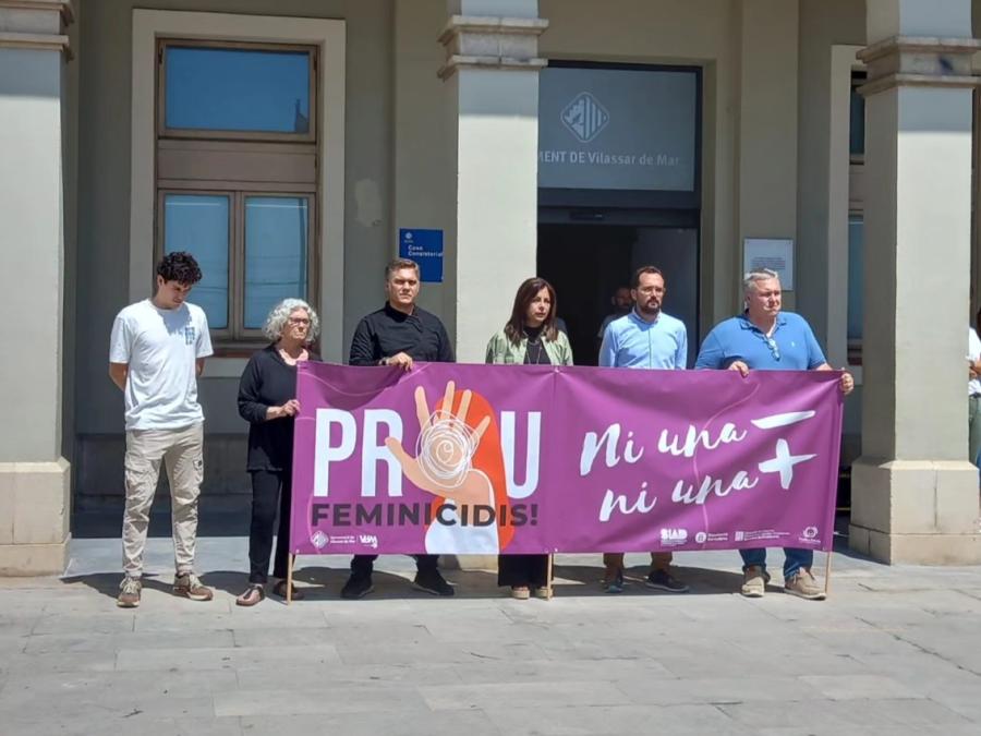 Minut de silenci a la plaça de l'Ajuntament