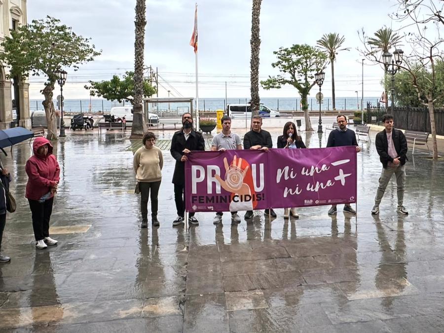 Minut de silenci a la plaça de l'Ajuntament pel feminicidi de Vic