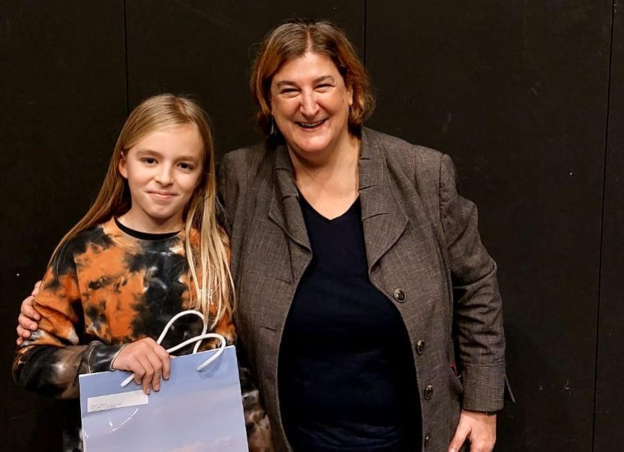 Aran Herrero amb la regidora de Cultura, Marta Rovira