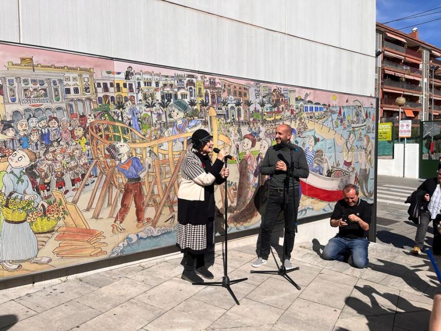 Visita de Pilarín Bayés al mural de la seva creació