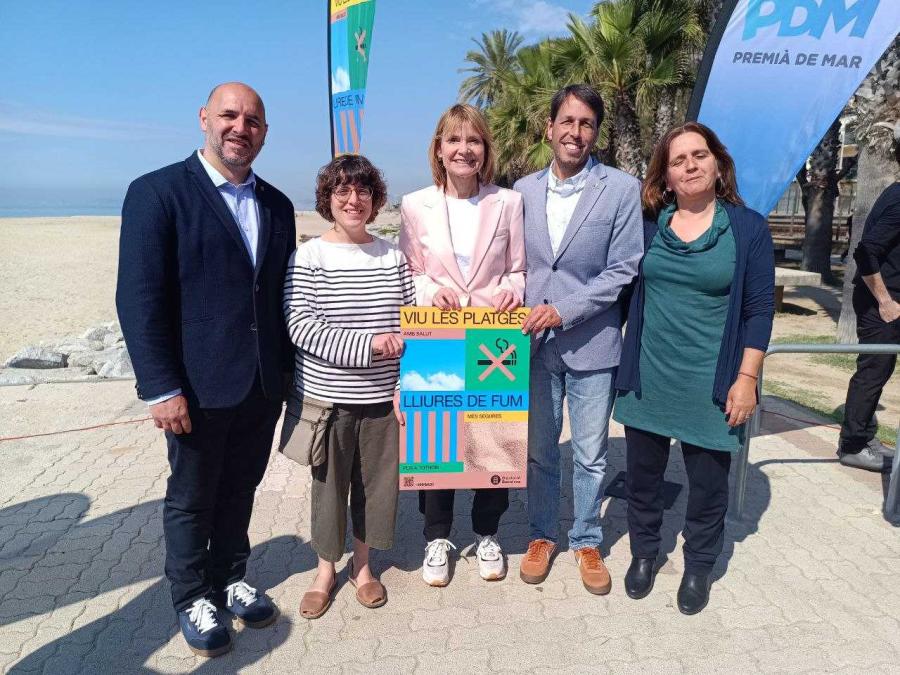 Presentació de la campanya de la Diputació "Platges sense fum" amb la presència de la regidora de Medi Ambient
