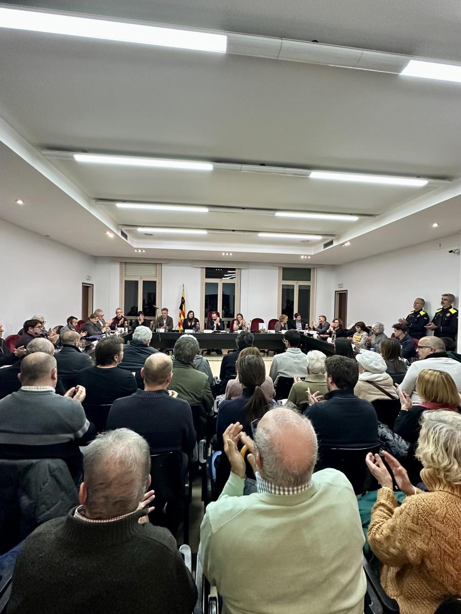 Sala de sessions plena a vessar per retre homenatge a Adrià Saborit