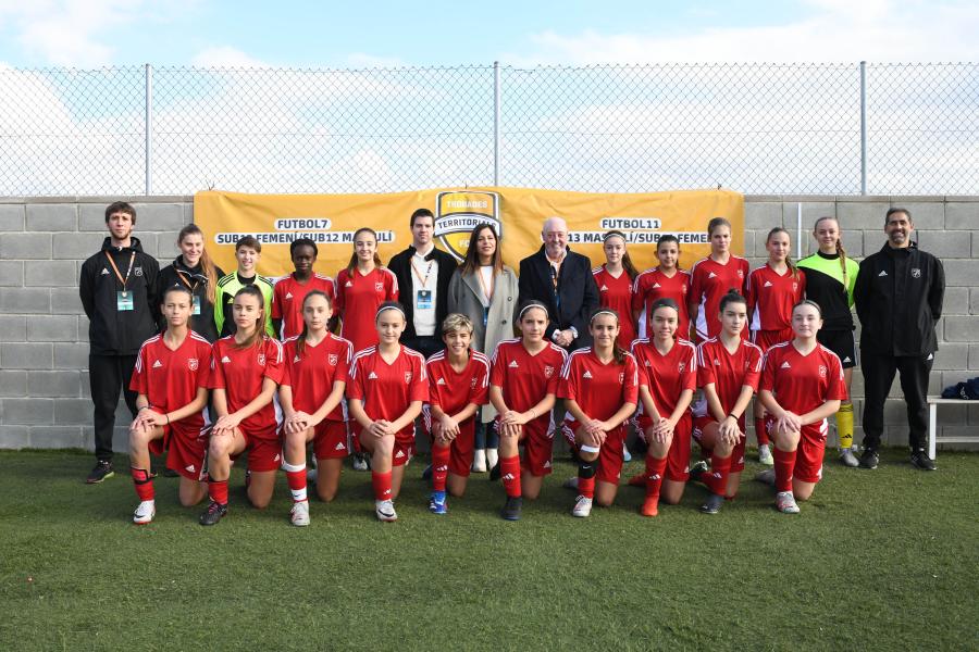 Un dels equips participants a la seu de Vilassar de Mar amb representants de l'Ajuntament i de la FCF