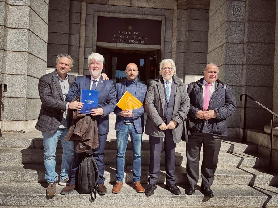 L'alcalde i els representats del món associatiu i cultural que han anat a Madrid