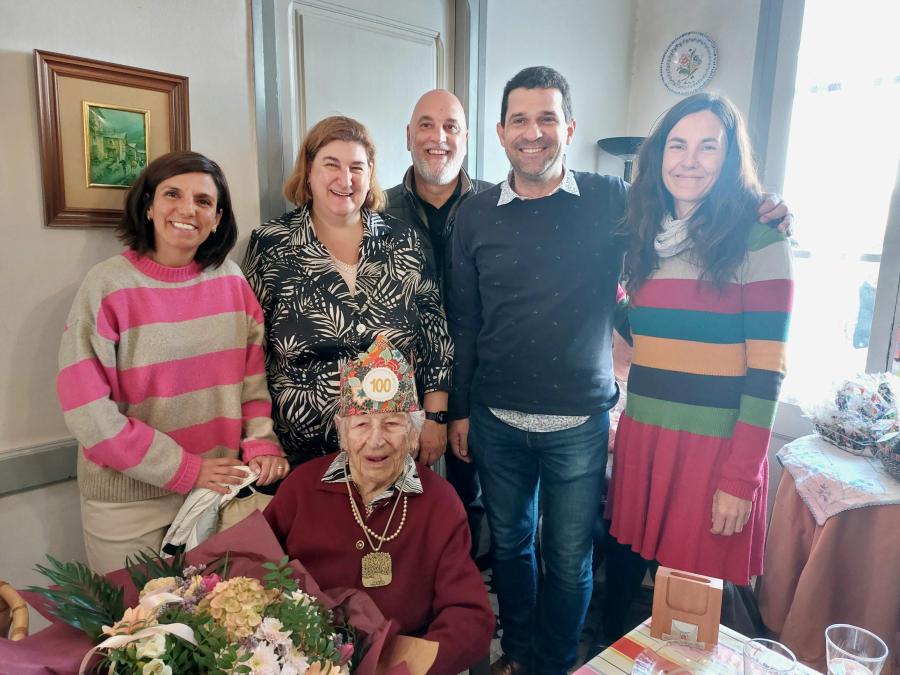 Rosa Batlle acompanyada per la regidora de Gent Gran i diferents regidors de Govern