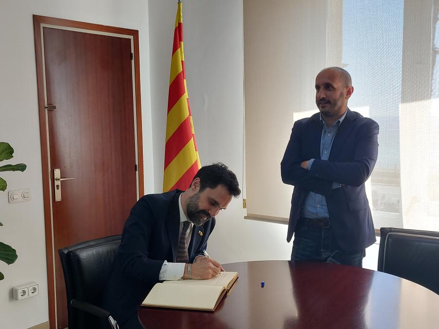Roger Torrent signa el llibre d'honor