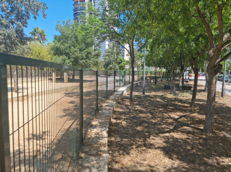 L’àrea d’esbarjo per a gossos de l’avinguda Lluís Companys amb nou arranjament i en servei novament